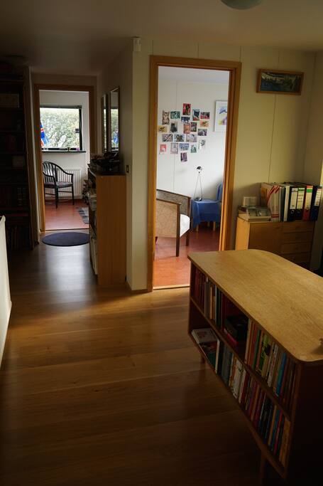 The rooms are side by side. The space in front is ideal for work at the desk and opens straight into the garden.