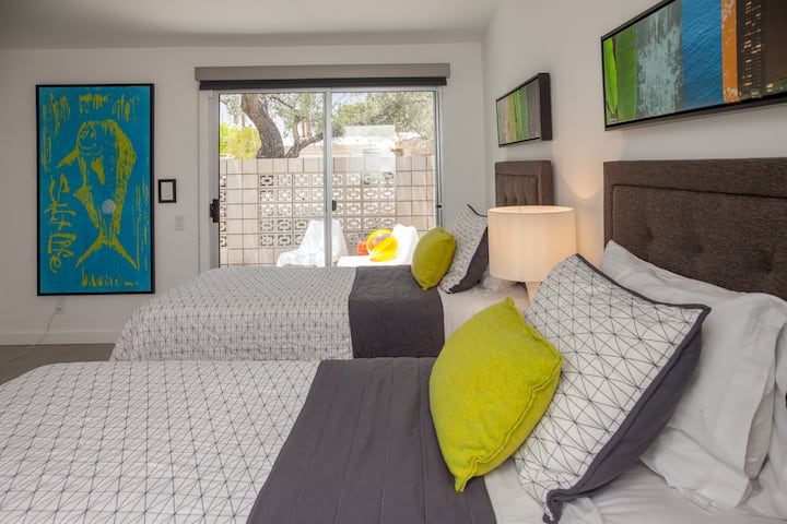 ห้องนอนผู้เข้าพักพร้อมเตียงคู่ 2 หลังสามารถวางเตียงขนาดคิงไซส์ตู้เสื้อผ้าขนาดใหญ่โต๊ะข้างเตียงตู้เสื้อผ้าขนาดใหญ่และลานส่วนตัวได้