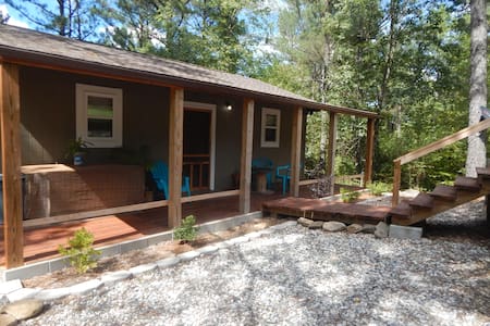Cozy little cabin, close to town. Pet friendly.
