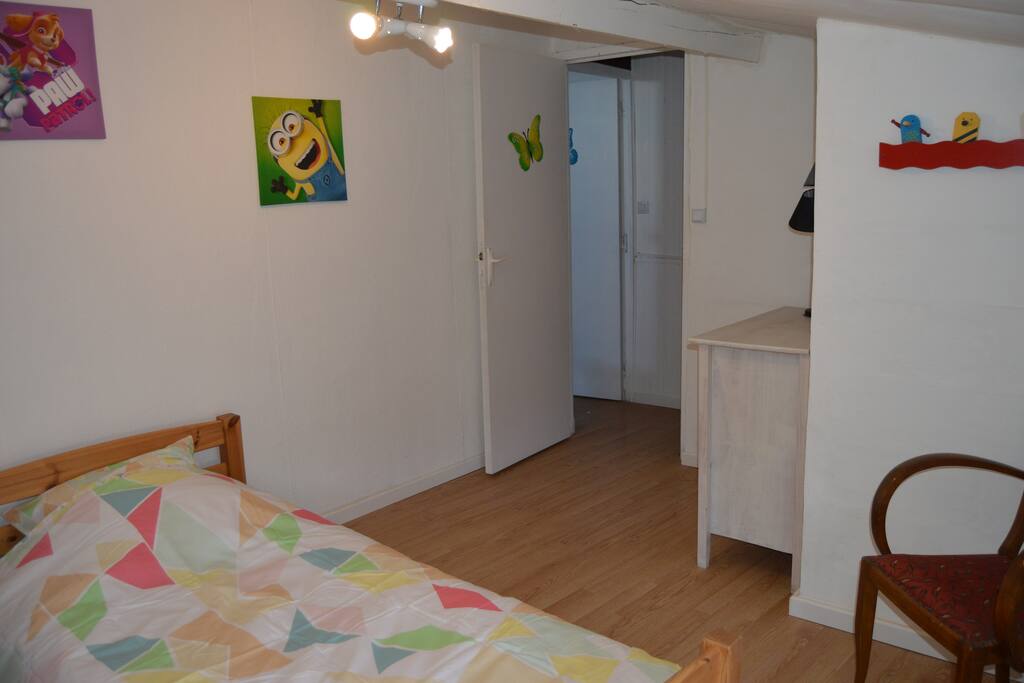 Chambre 2 : vue porte
