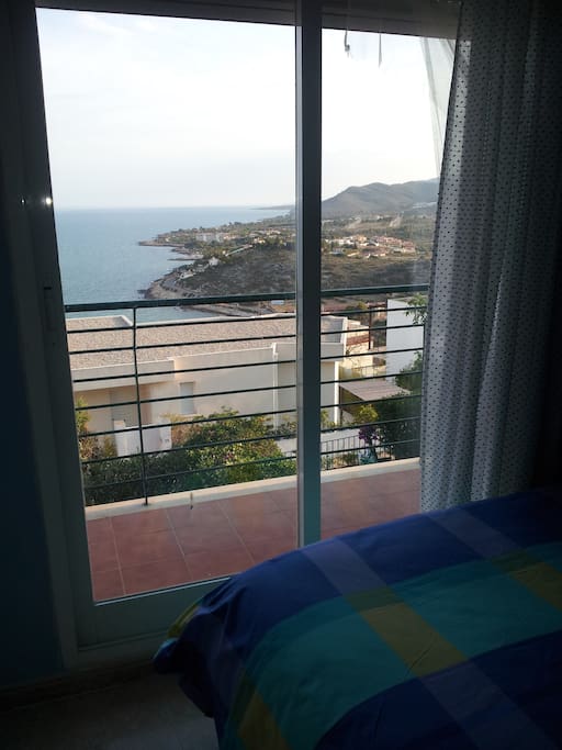 Desde del dormitorio se sigue disfrutando del mar.