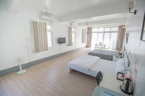 A downtown/clean/comfortable/convenient transportation/rentable/private house/please ask for details