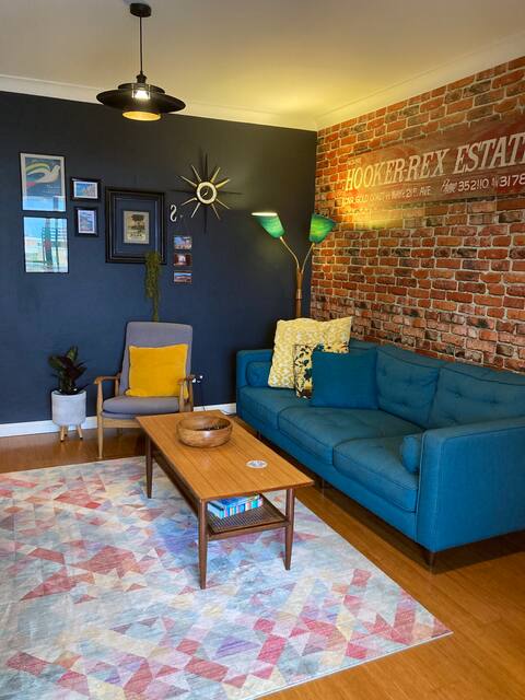 Popular Airbnb listing: Sam’s place... short stroll to beach & town. in Wollongong