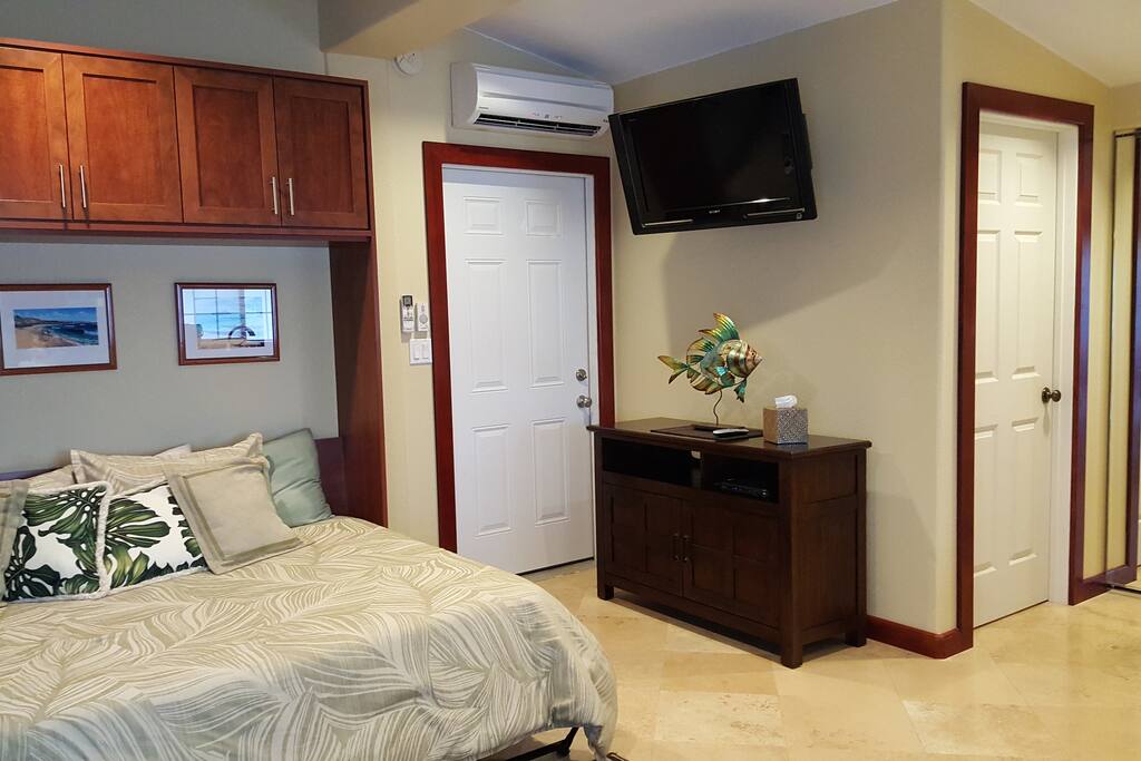 Flat screen TV (with free HBO & Starz) that swivels so you can watch while at the kitchen counter.