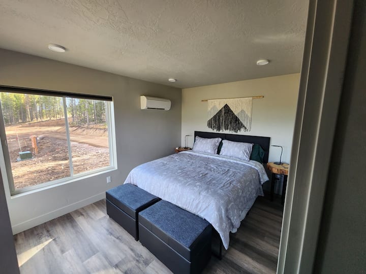 เตียงคิงไซส์ในแคลิฟอร์เนียพร้อมวิวภูเขา