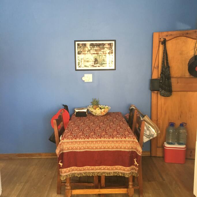 Eat-in kitchen, fully equipped with gas oven / stove, fridge and utensils