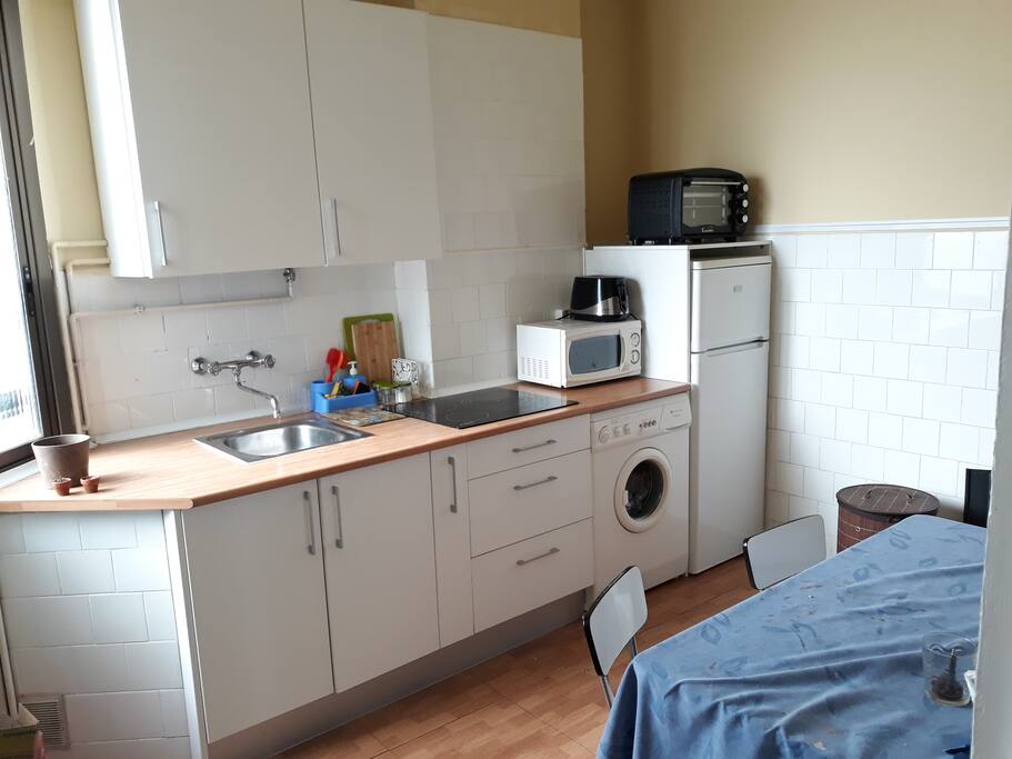 Cocina con mesa para 4