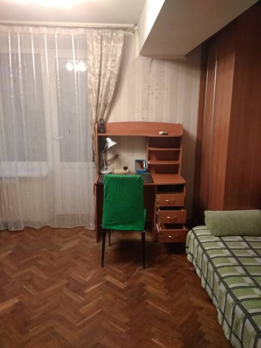 Рабочий стол в большой комнате