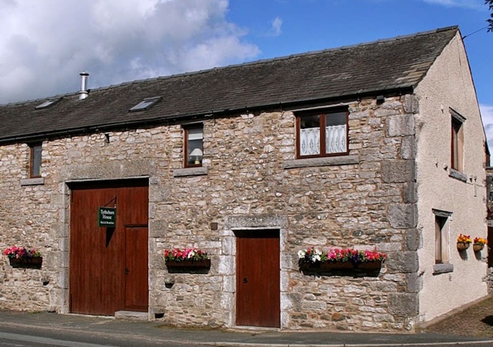 Tythebarn House B&B - 'Come as a Guest - Leave as a Friend'.
