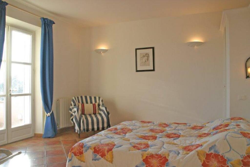 Chambre de 20m2 avec solarium, vue sur mer exceptionelle et vue sur Saint Tropez - Exposition Plein sud