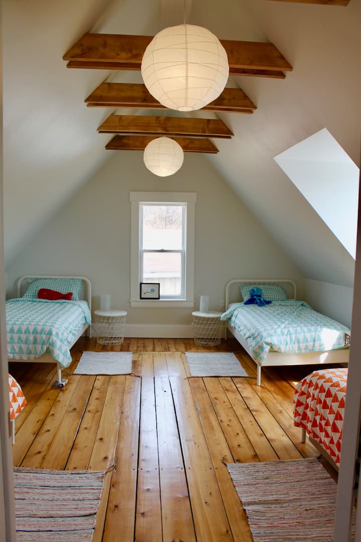 Ორსაწოლიანი ოთახი სახლის უკანა მხარეს - ოთხი საწოლი, ორი კარადა 