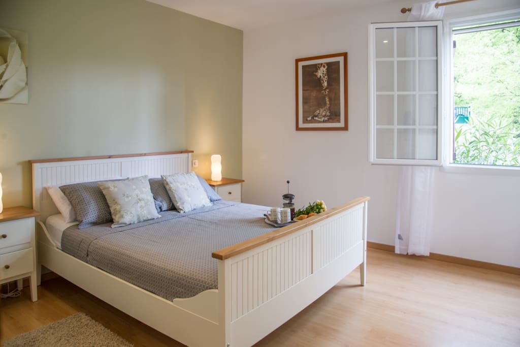 Spacious master bedroom, with en suite bathroom