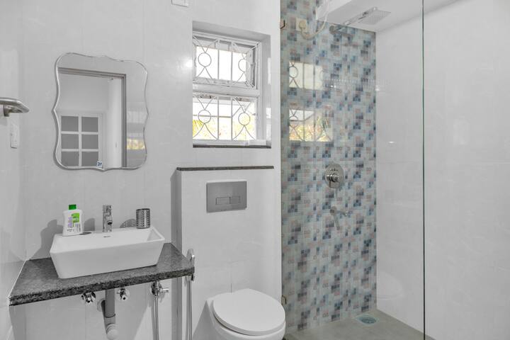 Full bathroom image 1