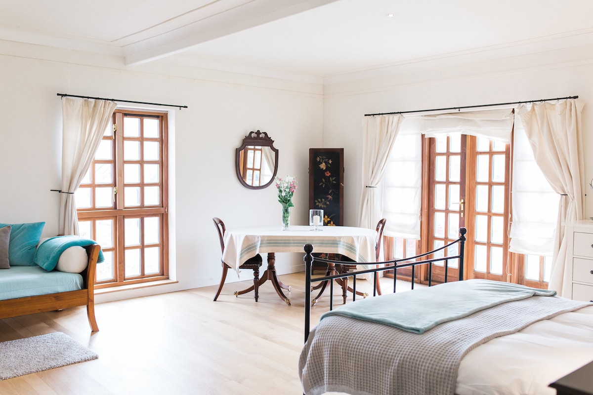 غرفة النوم الرئيسية في الطابق الأرضي