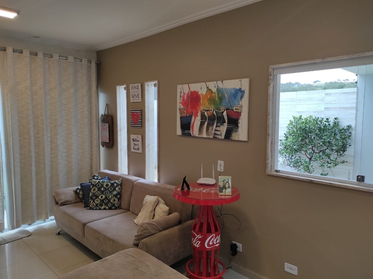 Sebule iliyo na pergolas na dirisha kubwa.