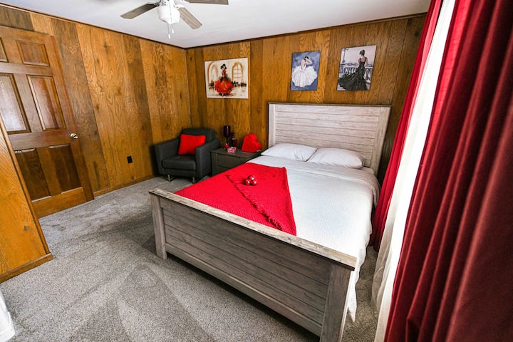 Dormitorio con cama queen size.