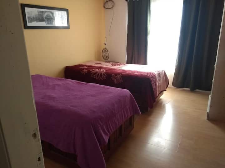 2号卧室配有两张单人床……另一个景观。 