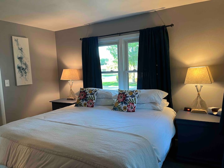 Chumba cha kulala #1 Kitanda cha ukubwa wa kifalme