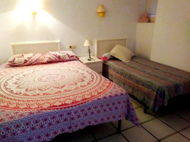 Dhoma 1. 1 krevat dopio dhe 1 krevat tek.