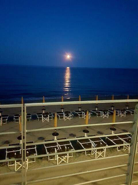 New. Terrace with gulf view. 200 meters from the sea.