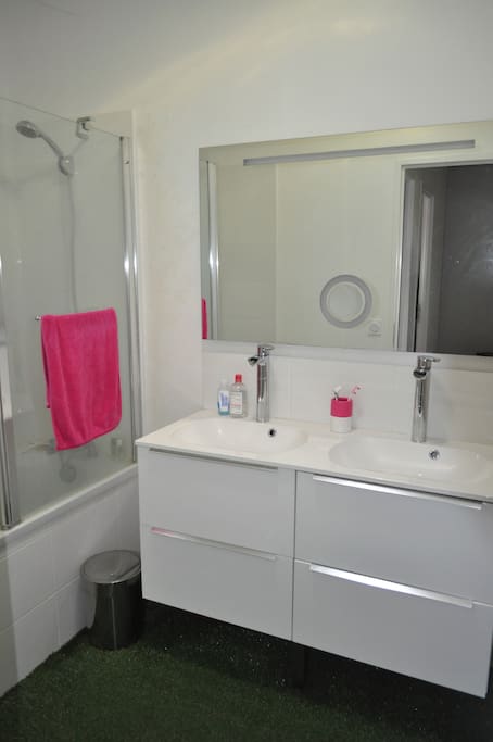 Salle de bain privée, avec baignoire et double vasque