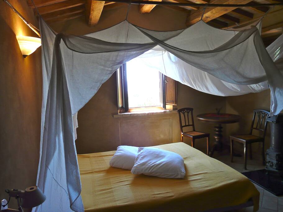 Südzimmer mit Moskitonetz in den Sommermonaten