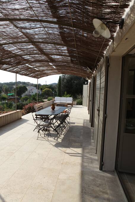 grande terrasse pour accueillir des grandes tablées à la lueur des étoiles