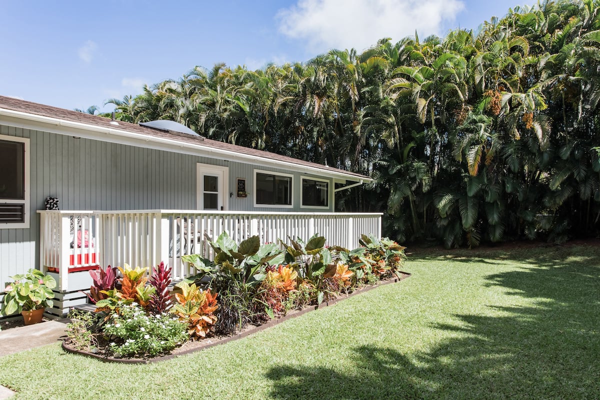 Exterior of the Tropical Haiku Cottage AirBnB featured on a blog post by Oregon based elopement videographer, Alesia Films