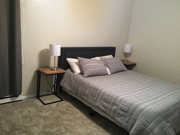 غرفة نوم 1 بحمام صغير مع دش