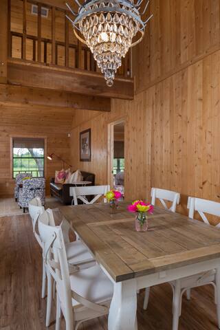 Spacious South Austin Cabin in Nature gallery image 5