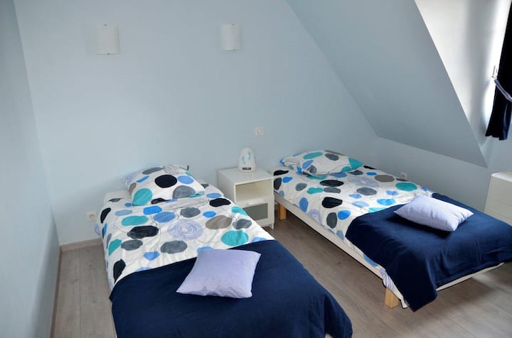 Një dhomë gjumi e dytë në katin e sipërm me dy krevate.