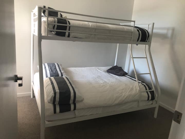 Chumba cha kulala cha pili kilichojengwa katika vigae na droo 