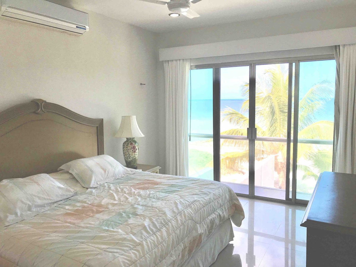 Hlavná spálňa s manželskou posteľou King, klimatizáciou, šatníkom, šatníkom a kúpeľňou s toaletou.