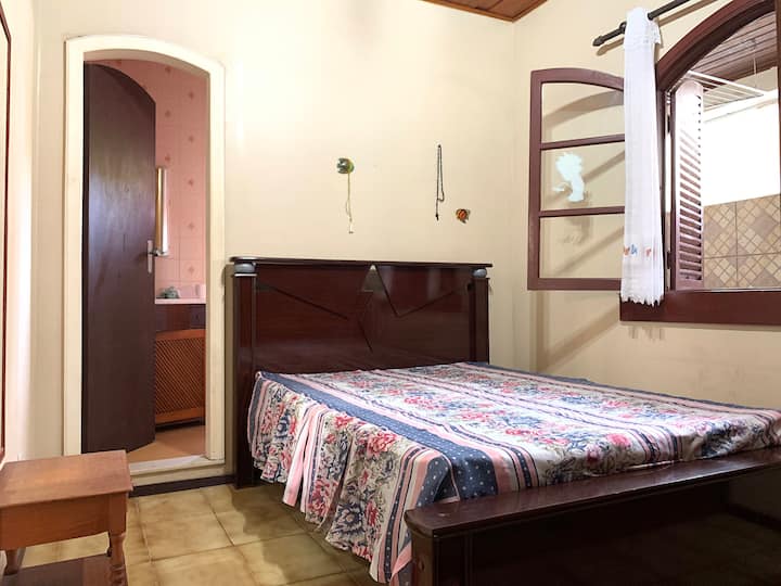 Soba 3  (2. kat):
- kupaonica 
- 1 bračni krevet