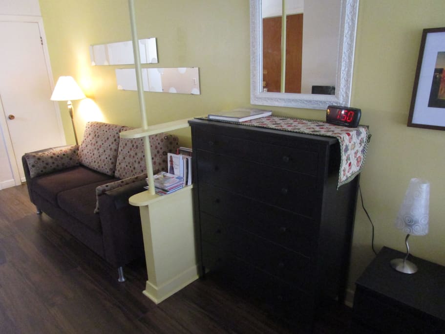 Commode et deux tables de chevet pour ranger vos choses. Dresser and two bedside desk to put away your things.