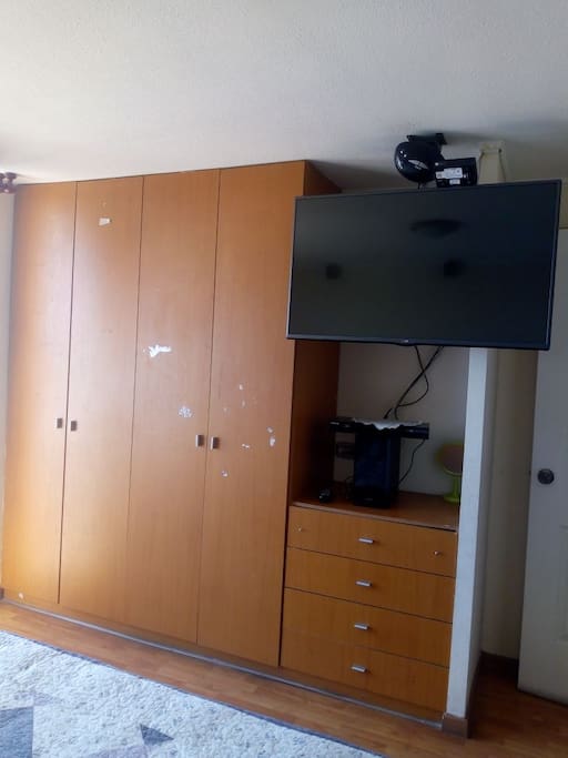 Amplios closet para guardar vestuario y maletas.