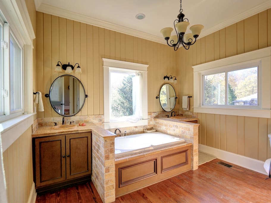 Master bath..double sinks and jacuzzi tub