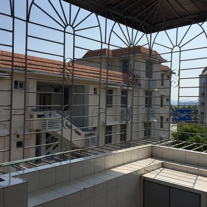 两个阳台可以看海 背对演武大桥