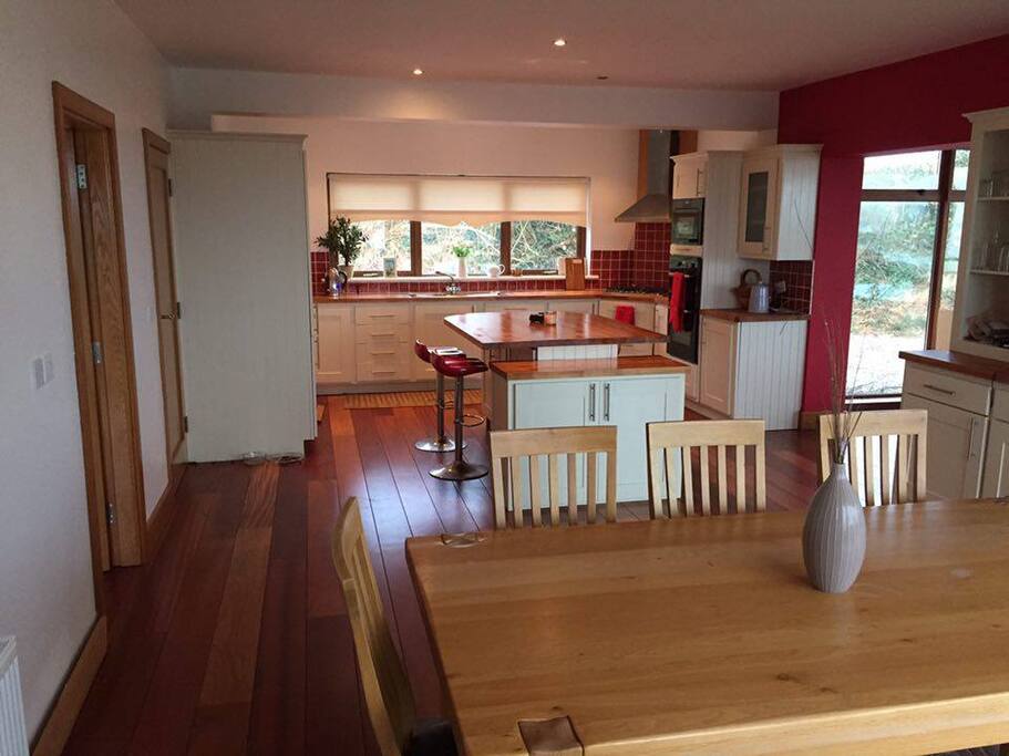 Fully equipped kitchen dining area