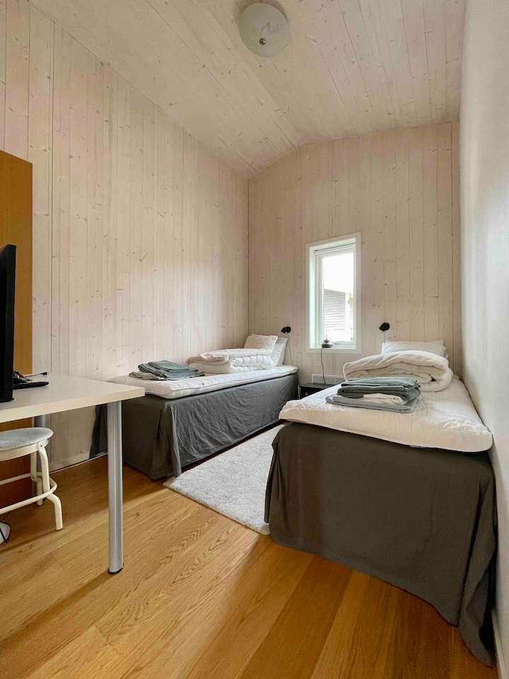 Dormitorio 2 con 2 camas individuales y lugar de trabajo con TV/monitor de 32pulgadas y PS3