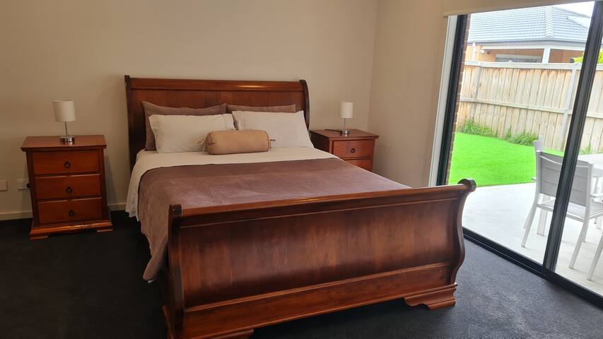 Spacious 4 bed home Melton (near Warrawong Estate) gallery image 5