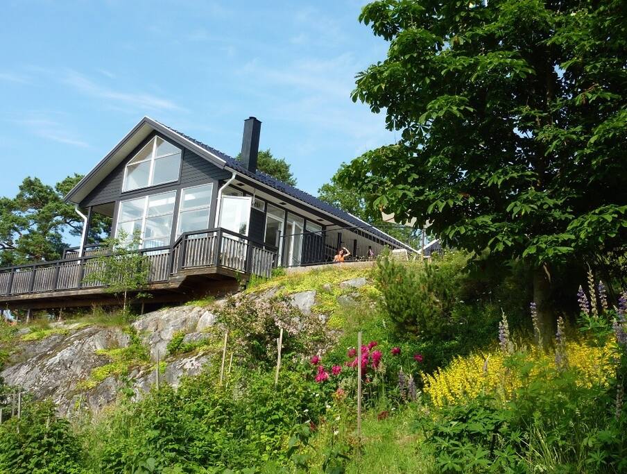 Huvudbyggnad från gräsmatta