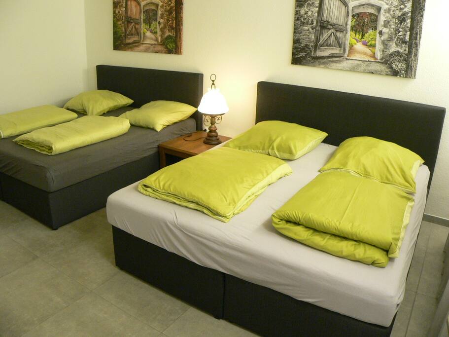 2 Box Spring Betten im Schlafraum