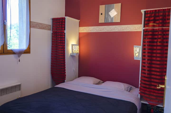 חדר השינה עם מיטת קווין סייז