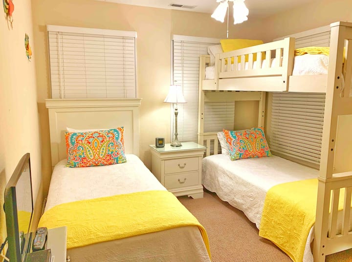 BR 4 - Dhomë gjumi Twin/ Twin Bunk me pamje nga Amfiteatri. Ndan banjën e plotë me BR 3. 