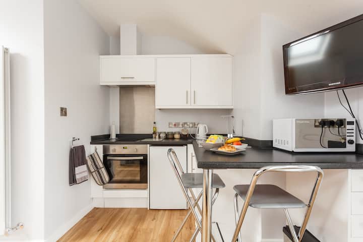Stylish Studio Annexe In Chandlers Ford Location - Southampton Airport (SOU)