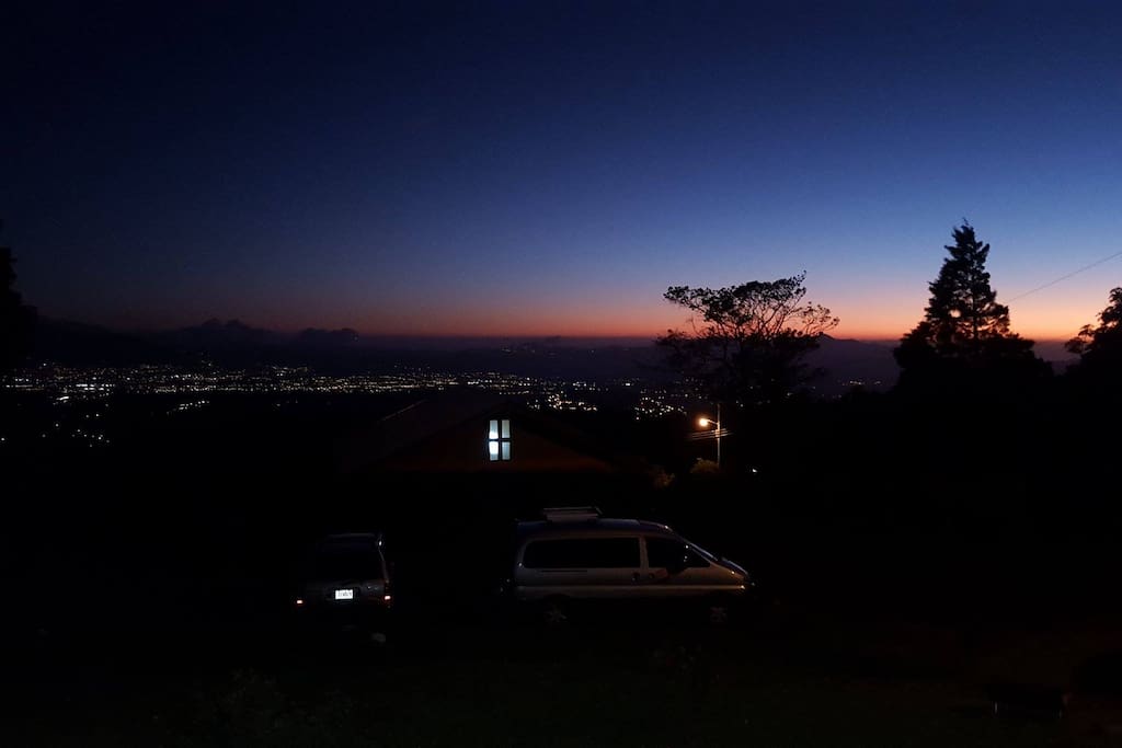 Vista nocturna desde el corredor de la casa, en verano