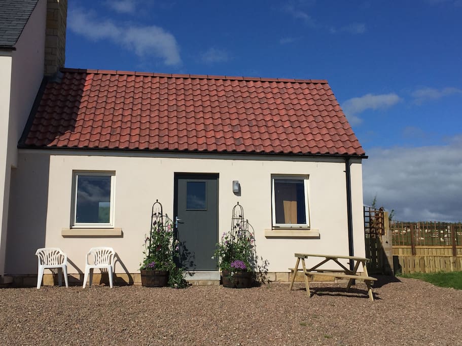 Charming Farm Cottage Annex with Stunning Views Guest suites for Rent