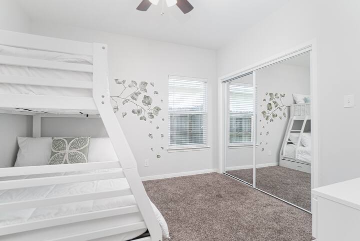 Спалня №1 - близнак над двуетажно легло, големи огледални врати на килера за лесно приготвяне и 32 - инчов телевизор Insignia HD Fire. 