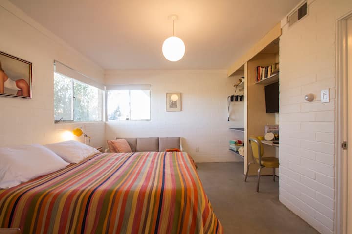 หน้าต่างมุมให้แสงสว่างมากมายในห้องนอน 1 หรือดึงม่านบังแสงลงมาหากคุณต้องการนอนในที่พัก